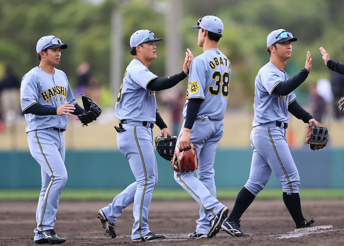 楽天対阪神　楽天と引き分け、タッチを交わす前川（左から2人目）ら阪神ナイン（撮影・藤尾明華）