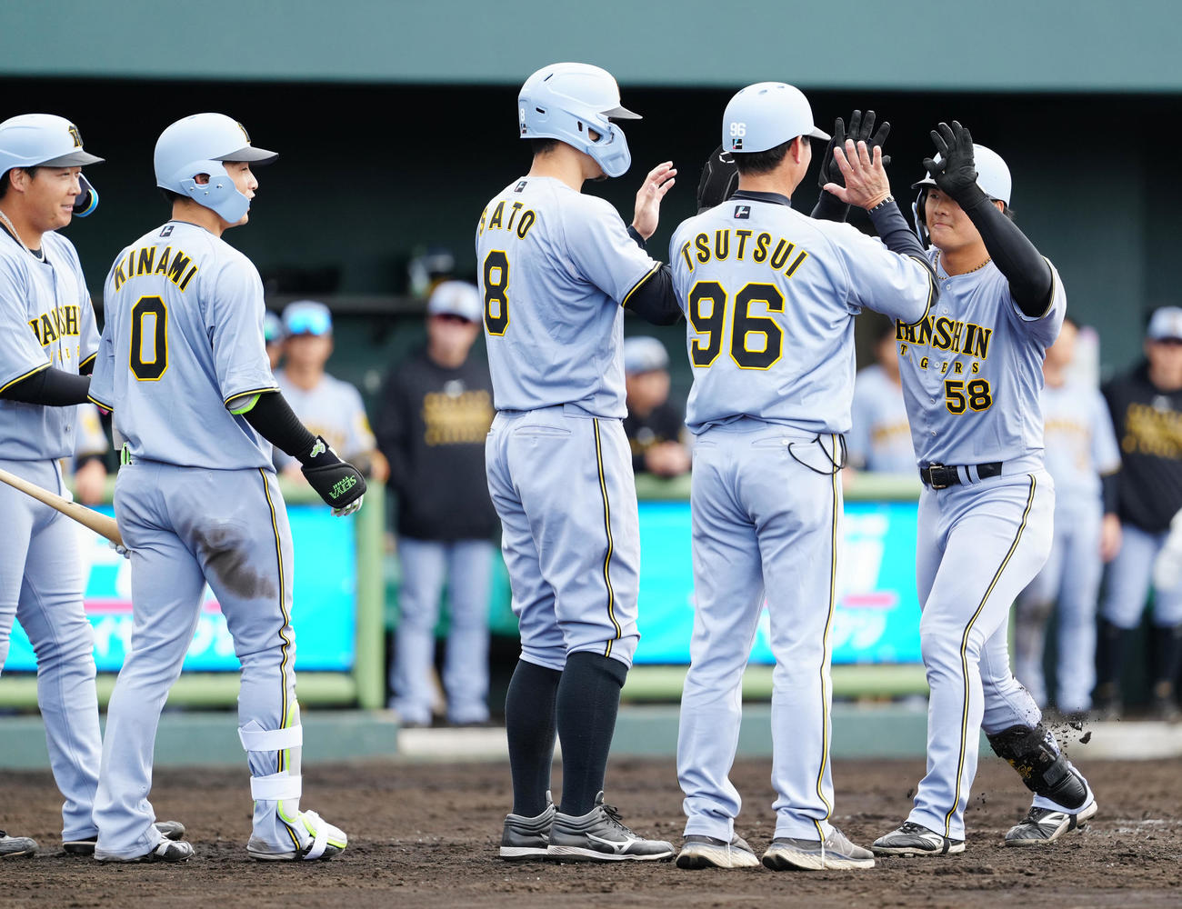 楽天対阪神　3回表阪神2死一、二塁、3点本塁打を放ち生還する前川（右端）（撮影・江口和貴）