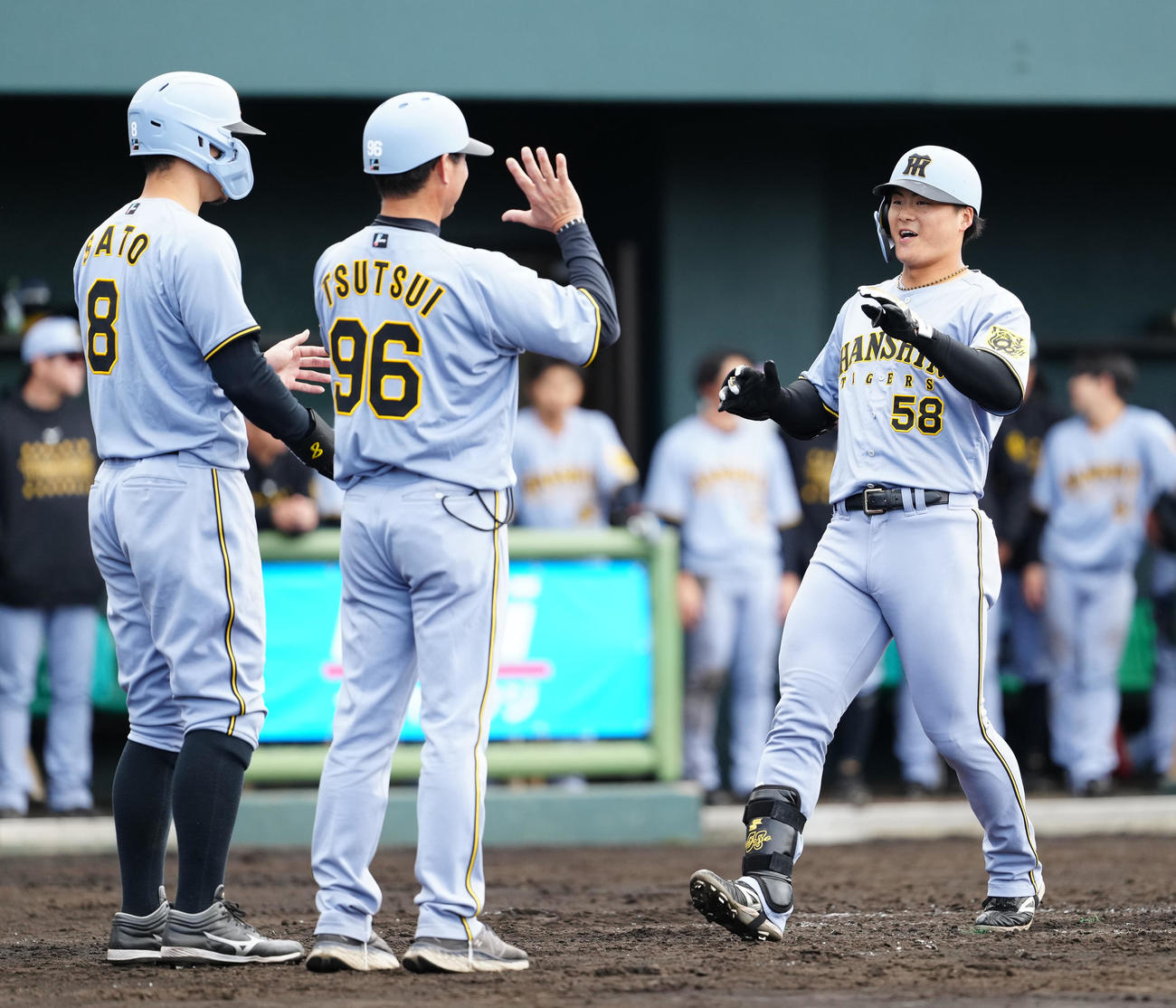 楽天対阪神　3回表阪神2死一、二塁、3点本塁打を放ち生還する前川（右）（撮影・江口和貴）