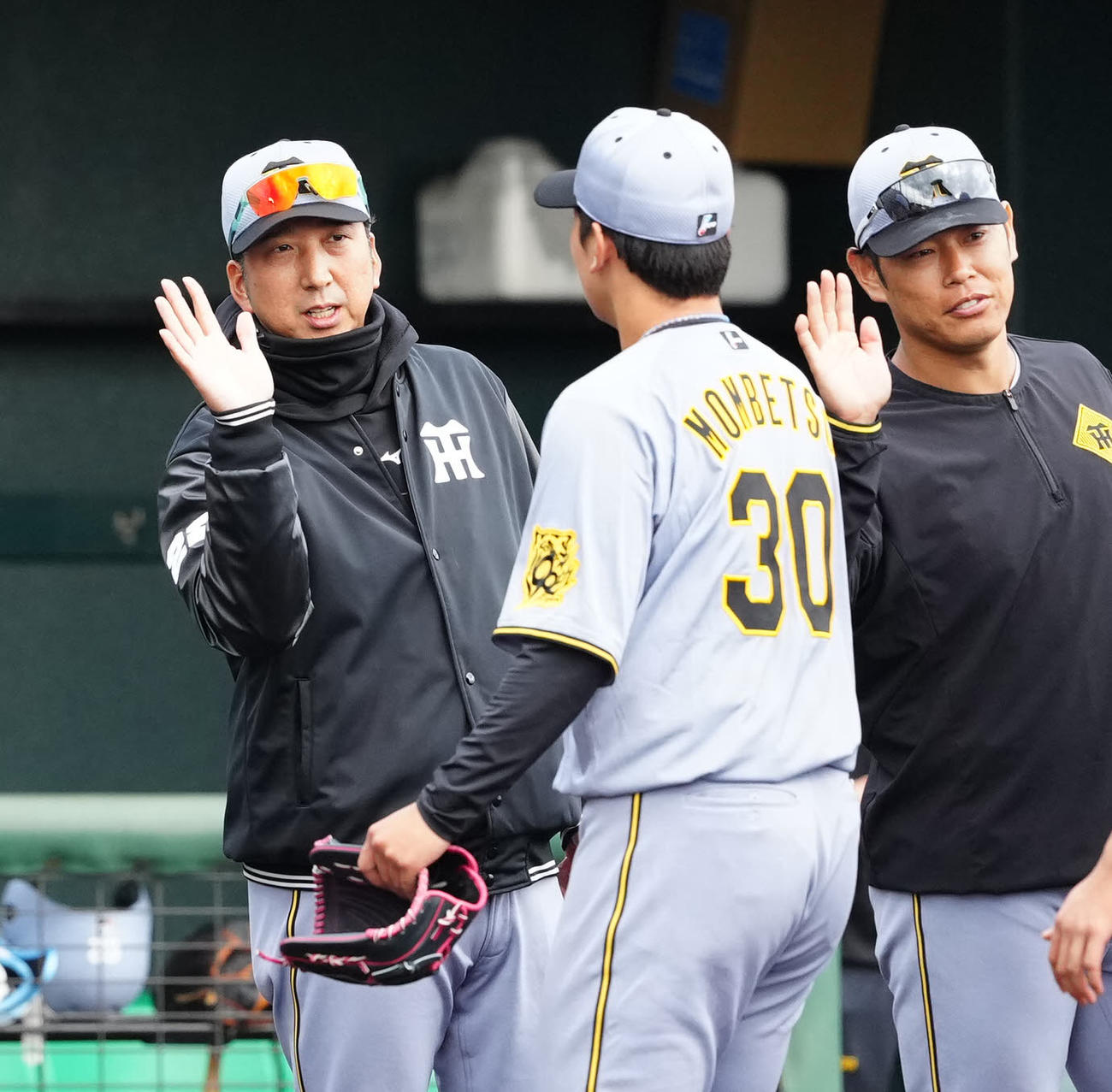 楽天対阪神　試合後、阪神門別（中央）とタッチを交わす藤川監督（撮影・江口和貴）