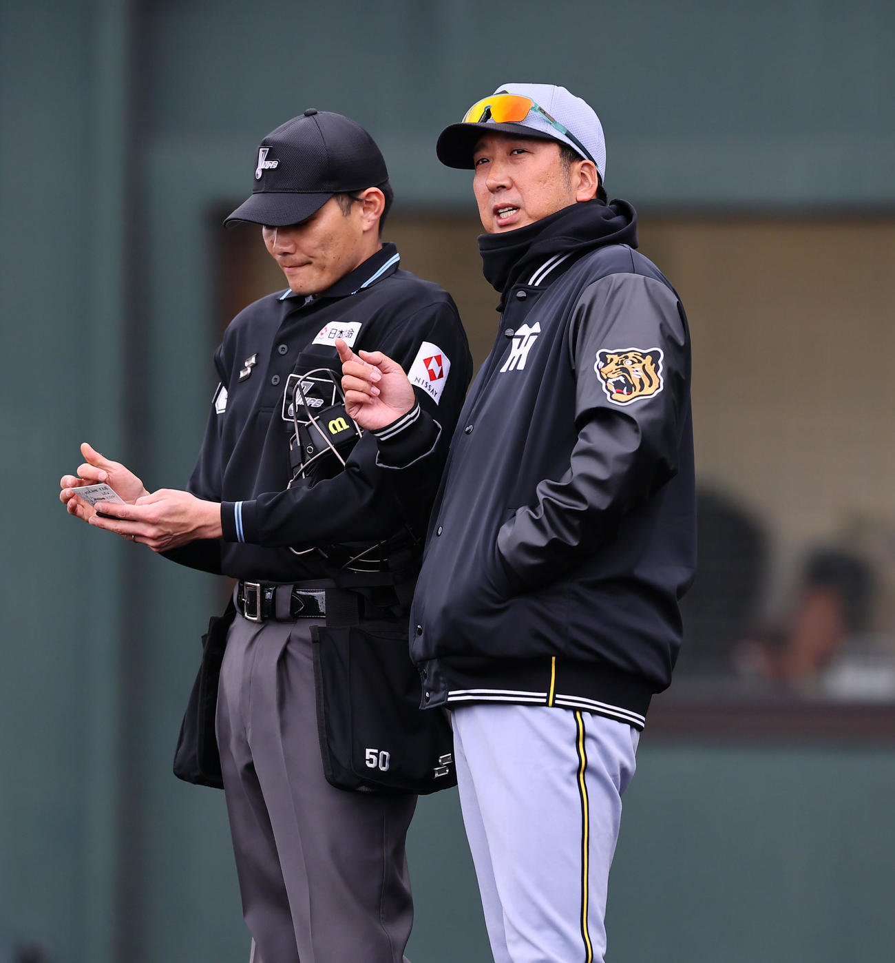 楽天対阪神　7回、交代を告げる阪神藤川監督（撮影・藤尾明華）