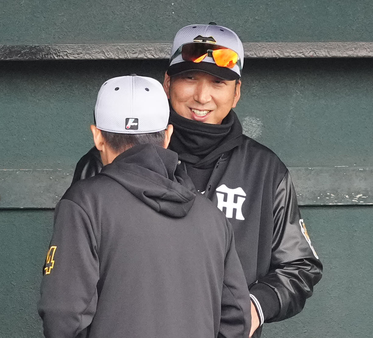 楽天対阪神　5回裏開始前、ベンチで笑顔を見せる阪神藤川監督（撮影・江口和貴）