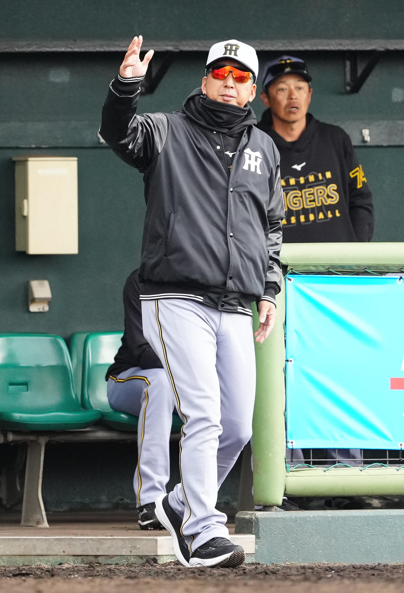 楽天対阪神　7回表、死球を受けた阪神原口に代走を送る藤川監督（撮影・江口和貴）