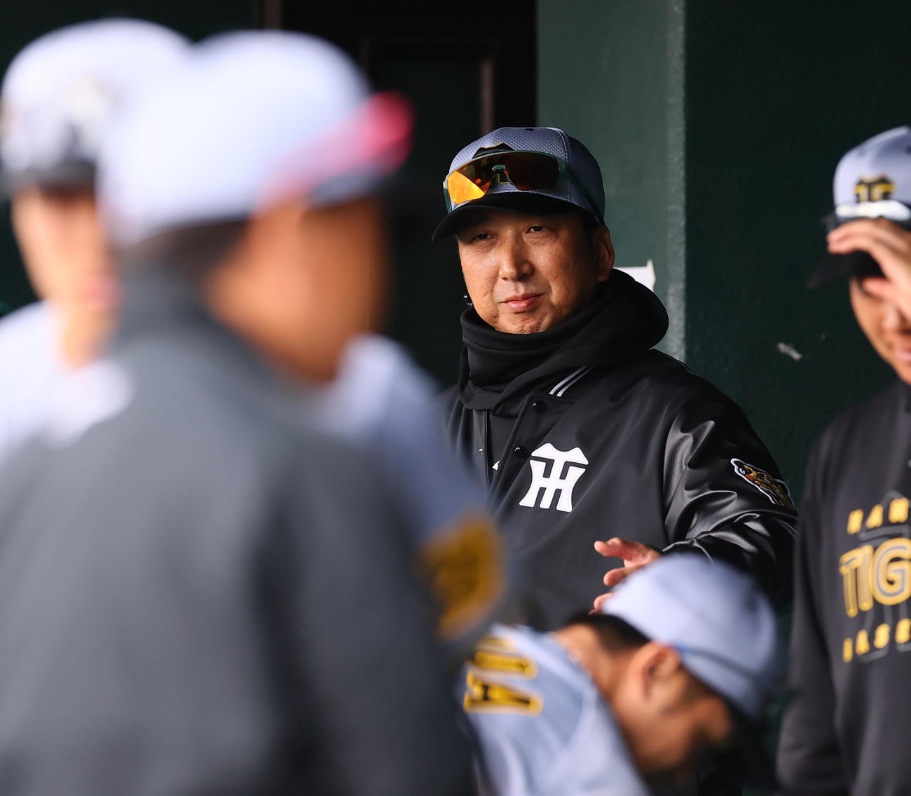 楽天対阪神　試合後、選手を見つめる阪神藤川監督（撮影・藤尾明華）