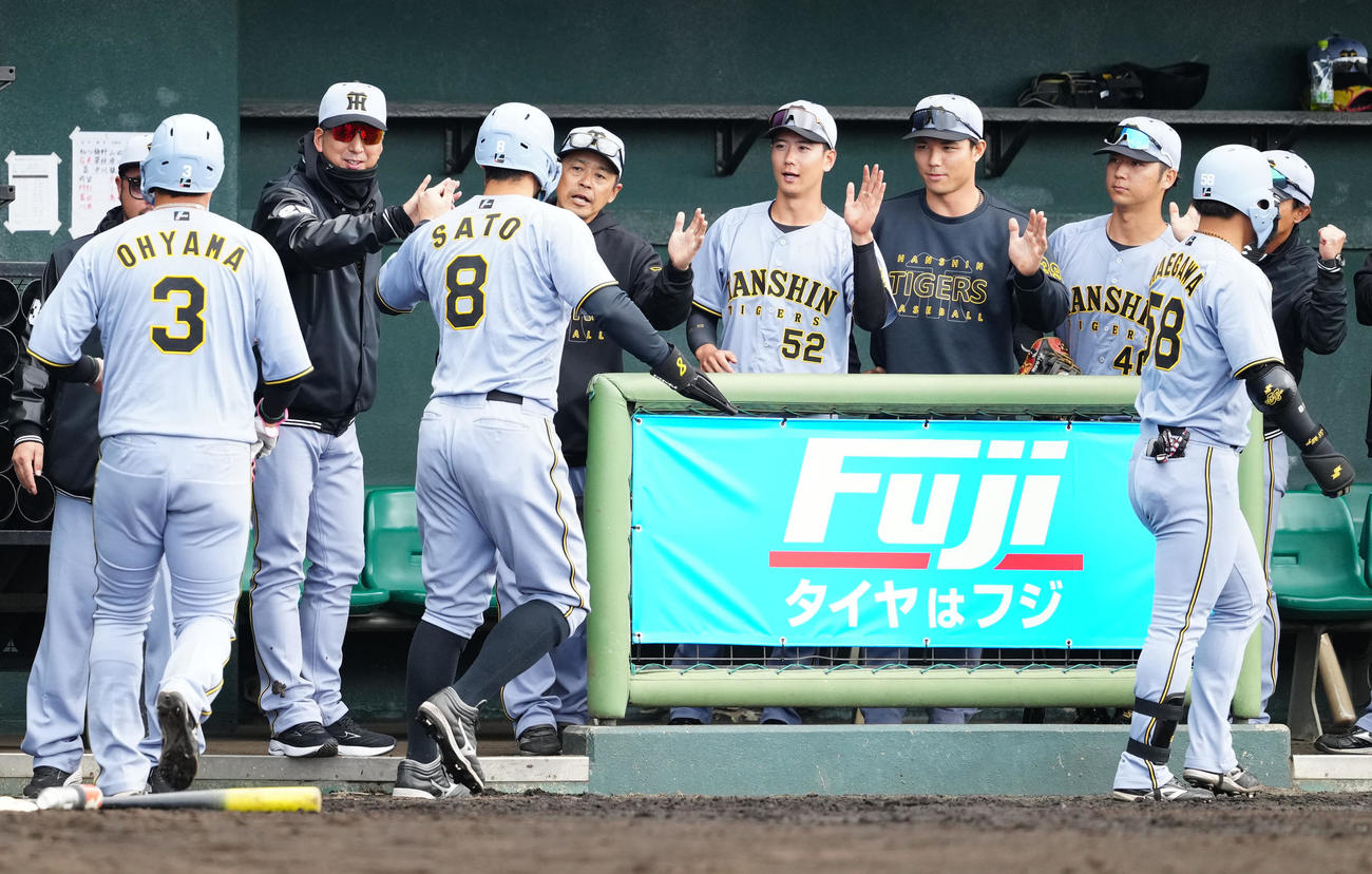 楽天対阪神　3回表阪神2死一、二塁、前川（手前右）が3点本塁打を放ち、生還した佐藤輝（左から3人目）を迎える藤川監督。左端は大山（撮影・江口和貴）