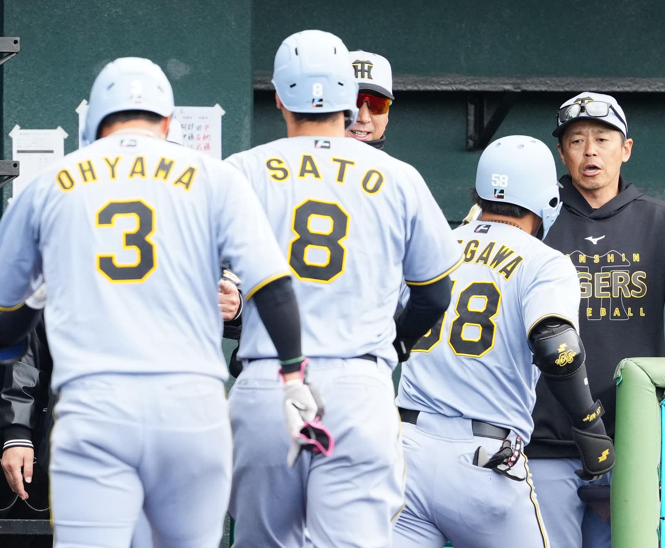 楽天対阪神　3回表阪神2死一、二塁、3点本塁打を放った前川（手前右）を迎える藤川監督（後方左）（撮影・江口和貴）