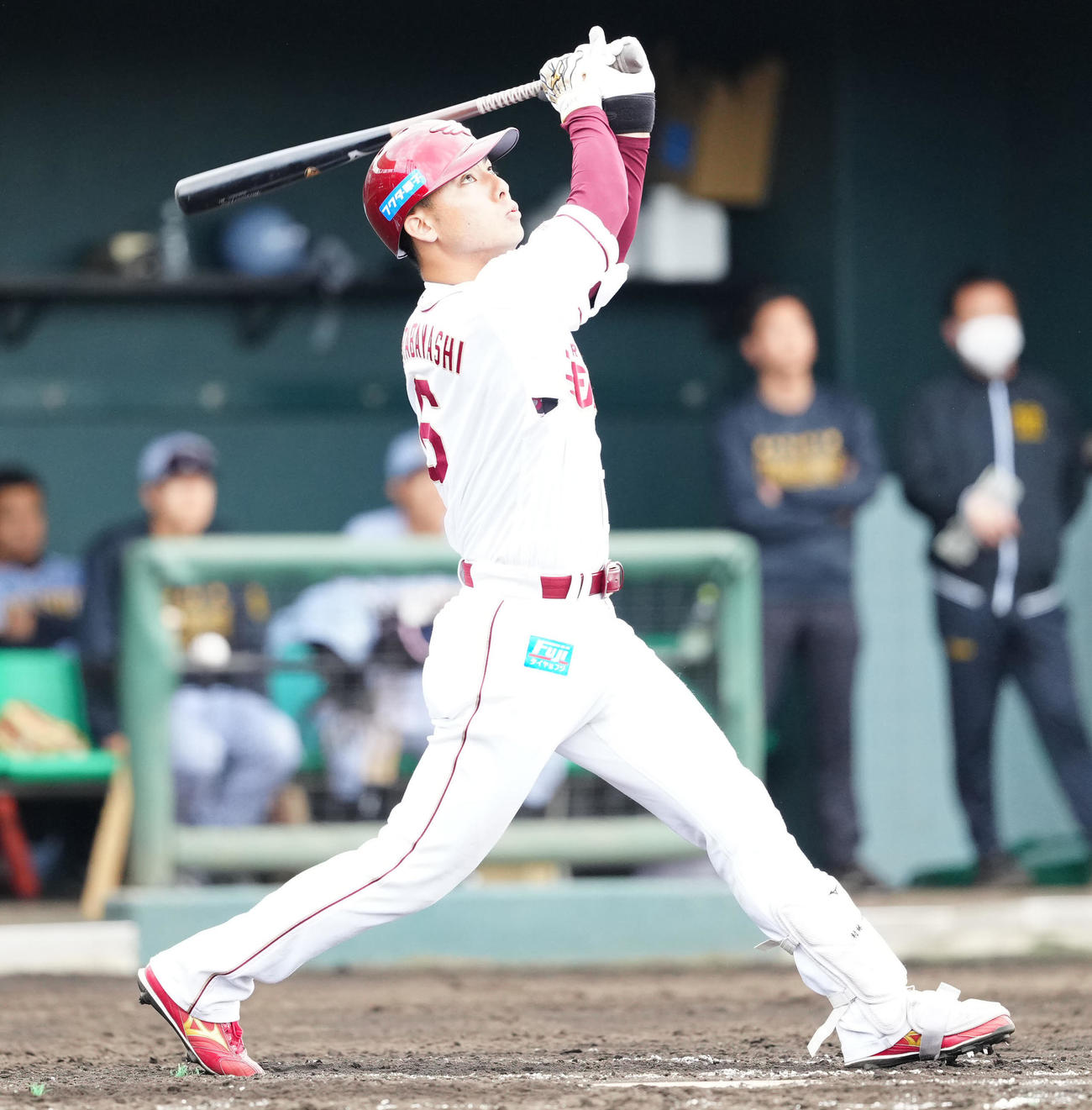 楽天対阪神　4回裏楽天1死一、二塁、3点本塁打を放つ村林（撮影・江口和貴）