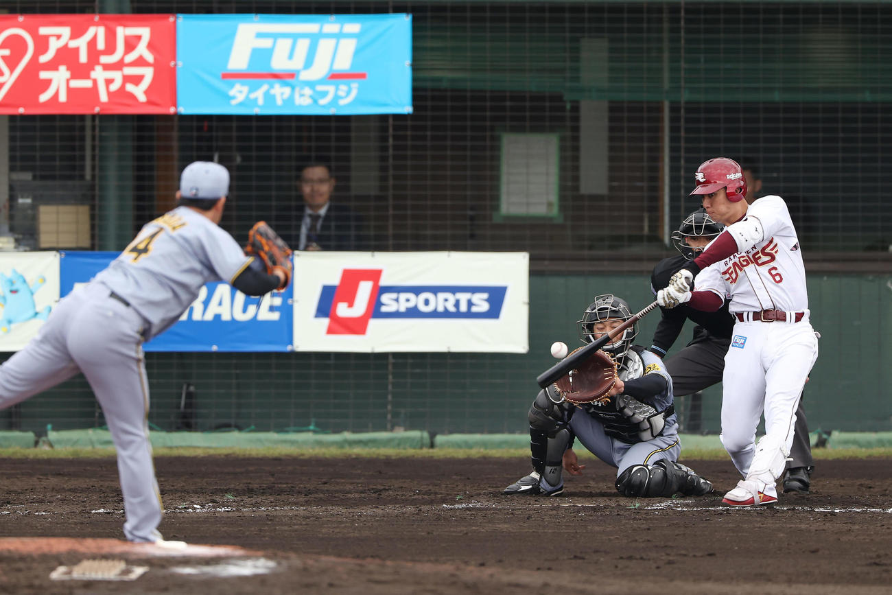楽天対阪神　4回裏楽天1死一、二塁、右越え3点本塁打を放つ村林。投手岩貞（撮影・前田充）