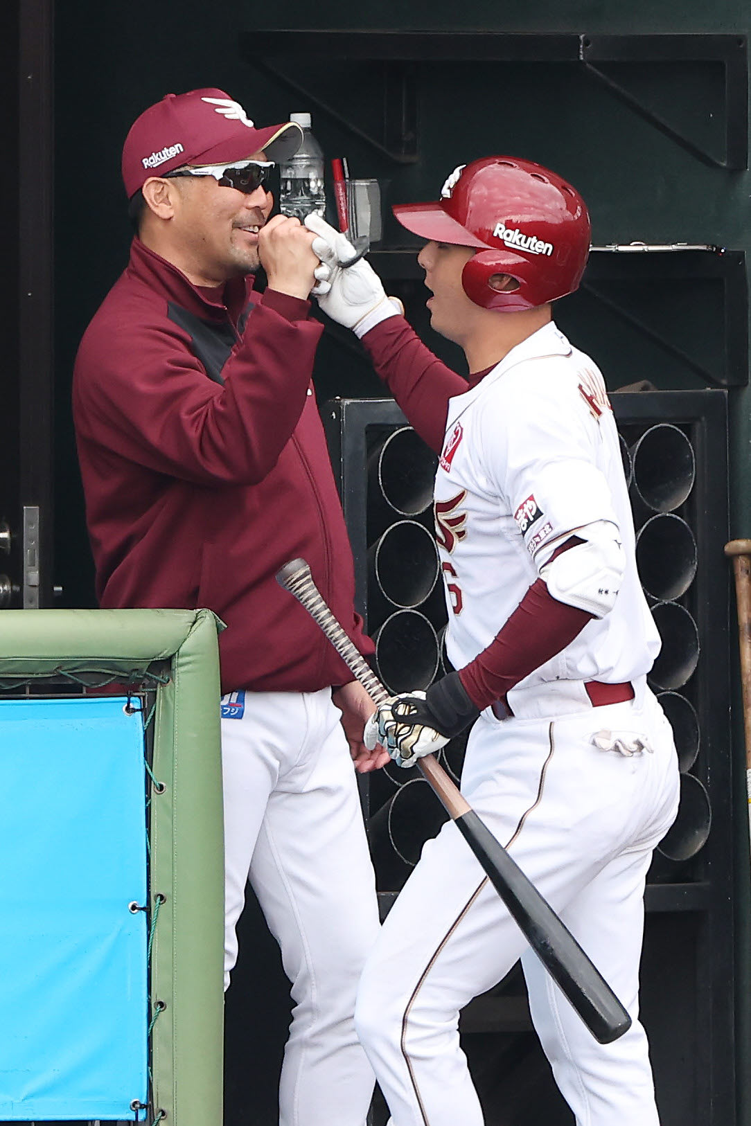 楽天対阪神　4回裏楽天1死一、二塁、右越え3点本塁打を放った村林（右）を迎える三木監督（撮影・前田充）
