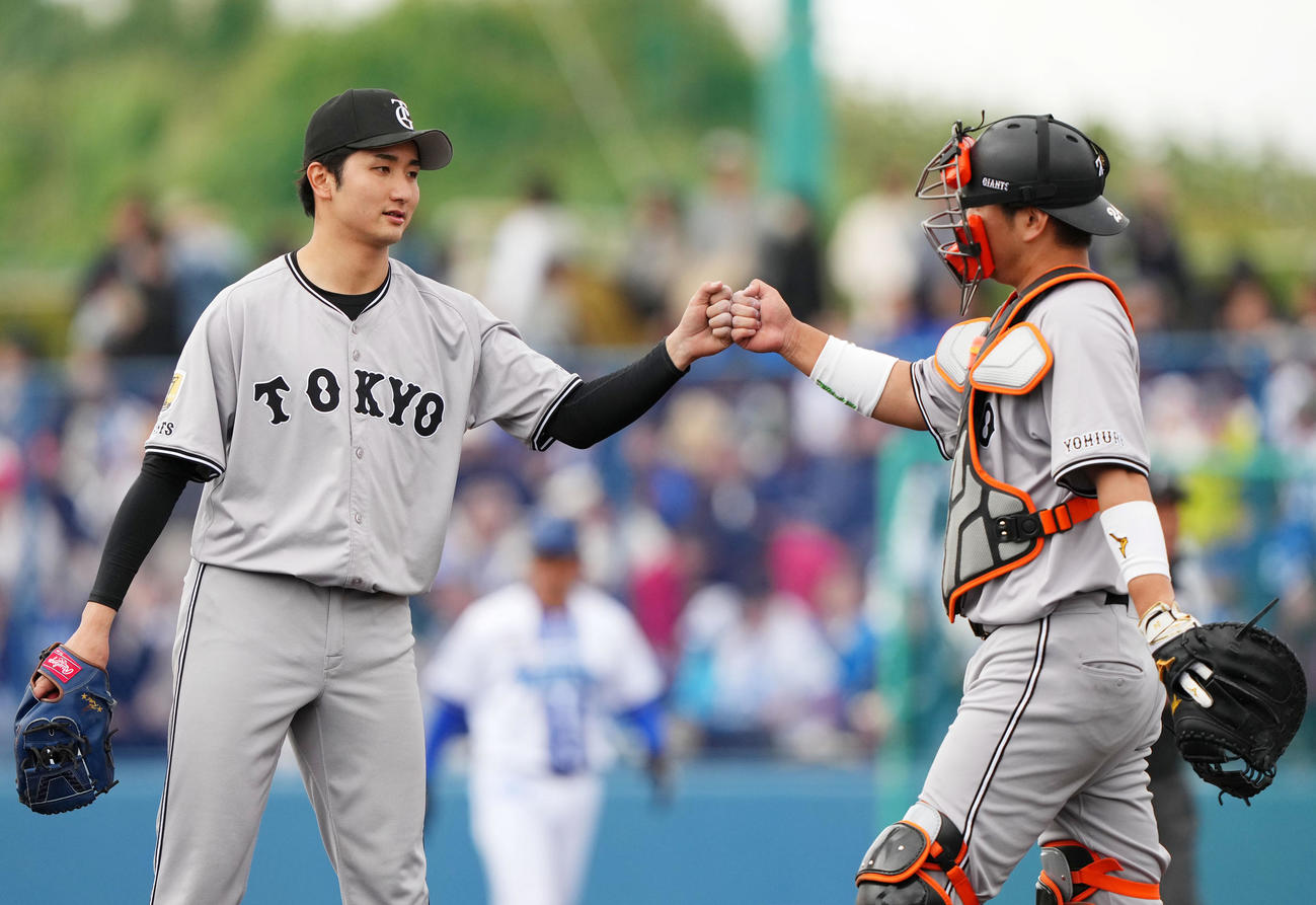 DeNA対巨人　DeNAに勝利しタッチを交わす巨人横川（左）と大城（撮影・横山健太）