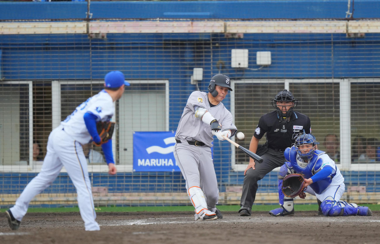 DeNA対巨人　8回表巨人2死一、二塁、右越え3点本塁打を放つ大城。投手笠谷（撮影・垰建太）
