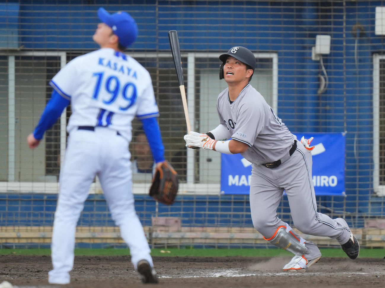 DeNA対巨人　8回表巨人2死一、二塁、右越え3点本塁打を放つ大城。投手笠谷（撮影・垰建太）