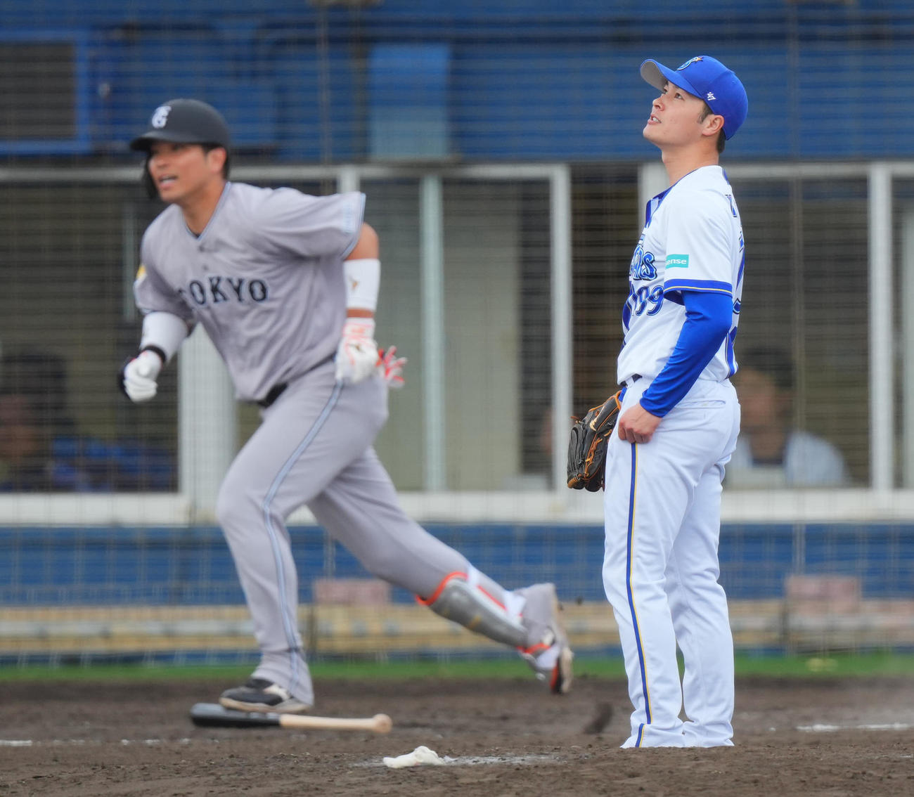 DeNA対巨人　8回表巨人2死一、二塁、大城に3点本塁打を浴びる笠谷（撮影・垰建太）