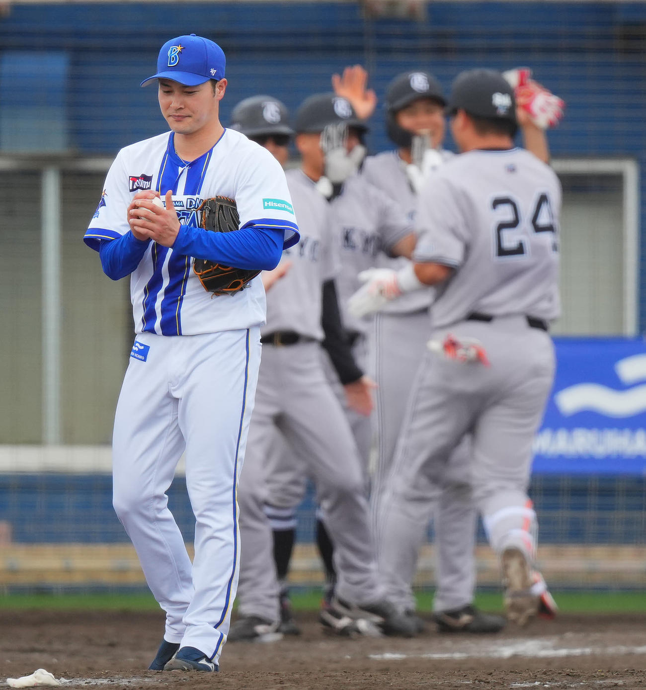 DeNA対巨人　8回表巨人2死一、二塁、大城（右）に3点本塁打を浴びる笠谷（撮影・垰建太）