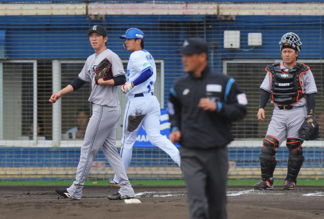 DeNA対巨人　1回裏DeNA1死二塁、佐野に先制適時二塁打を許し渋い表情の戸郷（左）と甲斐（右）（撮影・垰建太）
