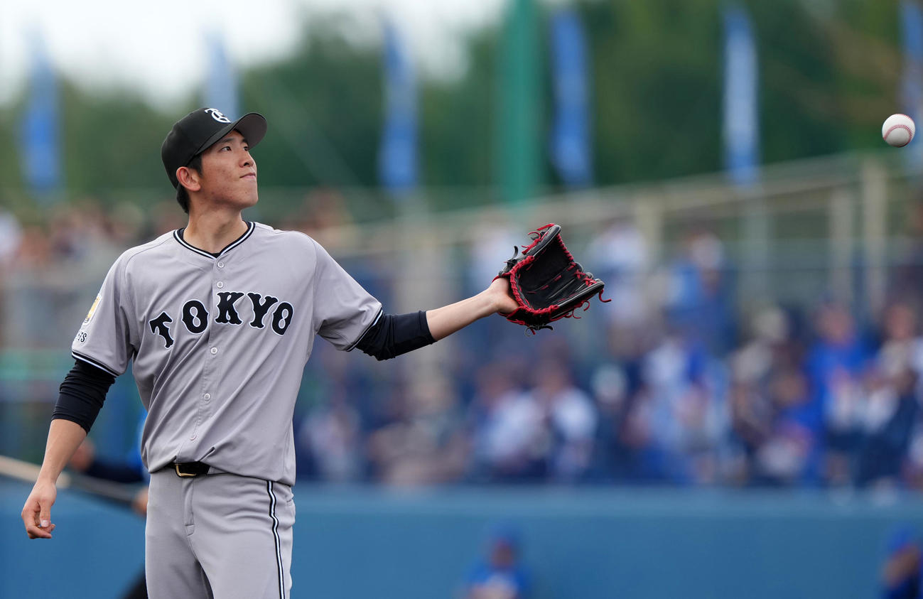 DeNA対巨人　1回裏DeNA1死二塁、佐野に右翼線へ適時二塁打を浴び悔しげな表情を浮かべる戸郷（撮影・横山健太）