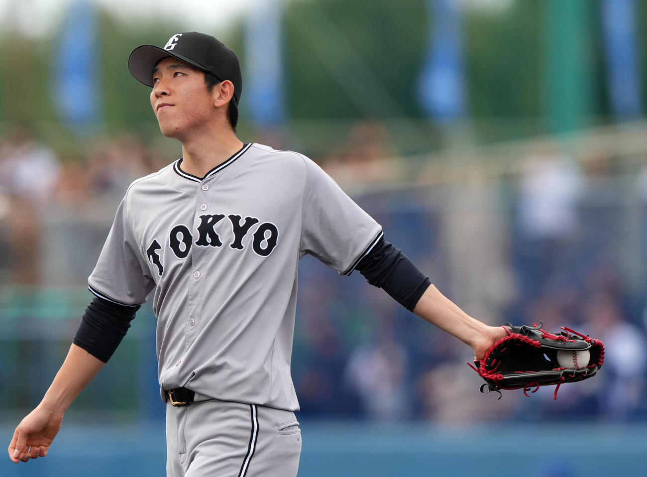 DeNA対巨人　1回裏DeNA1死二塁、佐野に右翼線へ適時二塁打を浴び悔しげな表情を浮かべる戸郷（撮影・横山健太）
