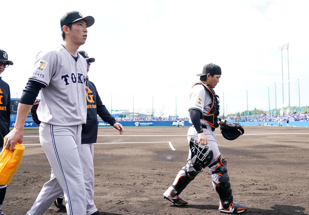 DeNA対巨人　試合に臨む巨人戸郷（左）と甲斐（撮影・横山健太）