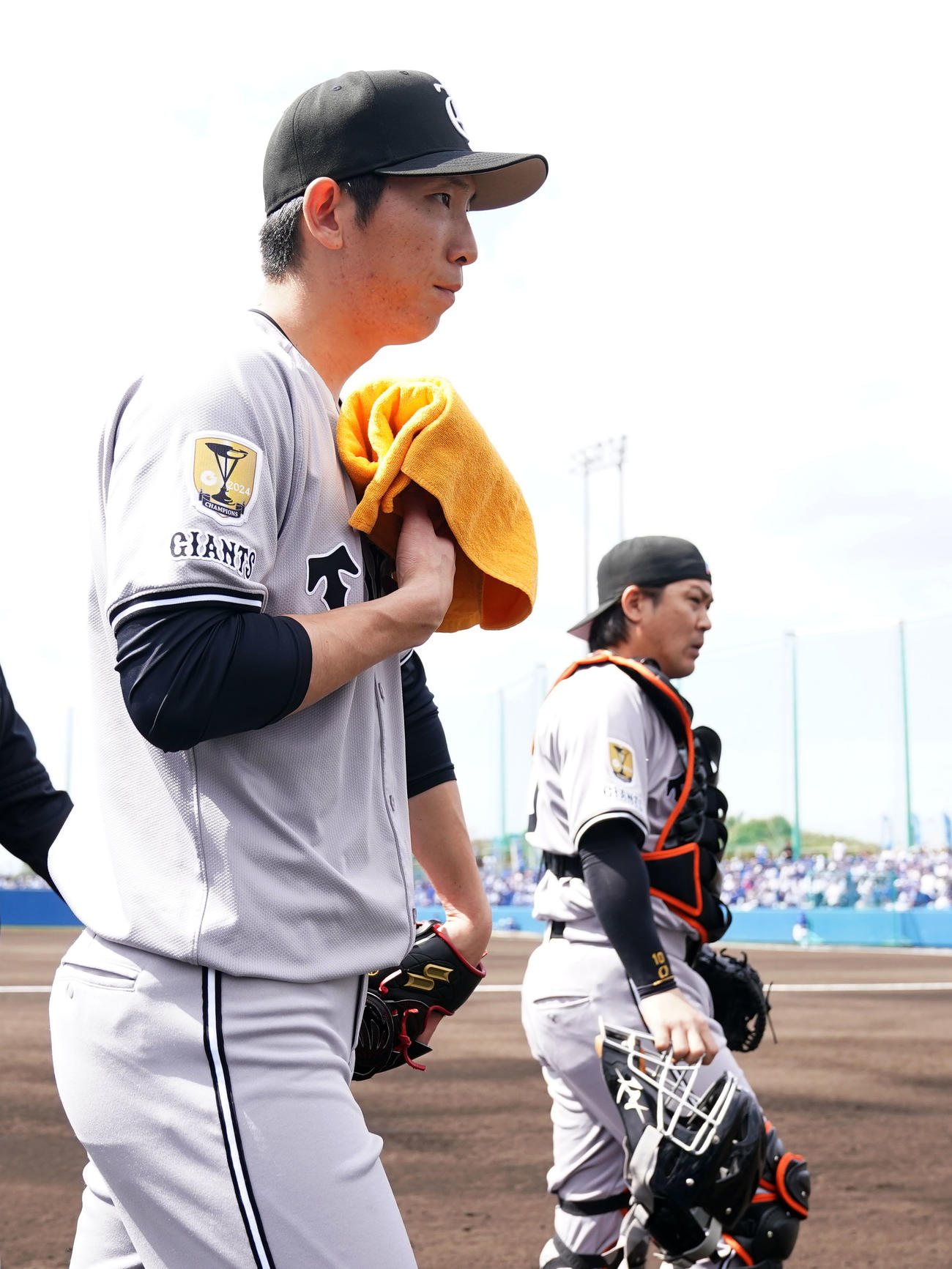 DeNA対巨人　試合に臨む巨人戸郷（左）と甲斐（撮影・横山健太）