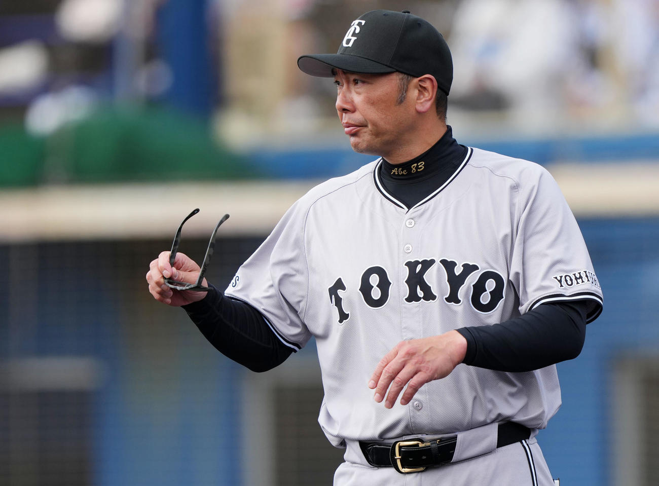 DeNA対巨人　選手交代を告げる巨人阿部監督（撮影・横山健太）