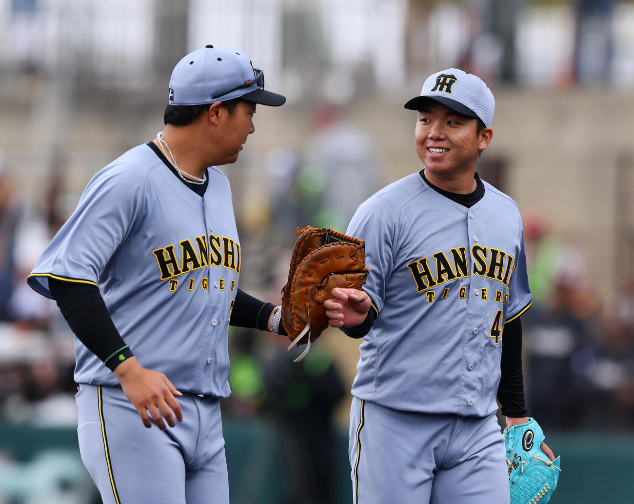 楽天対阪神　2回を終え大山（左）とタッチを交わす村上（撮影・藤尾明華）
