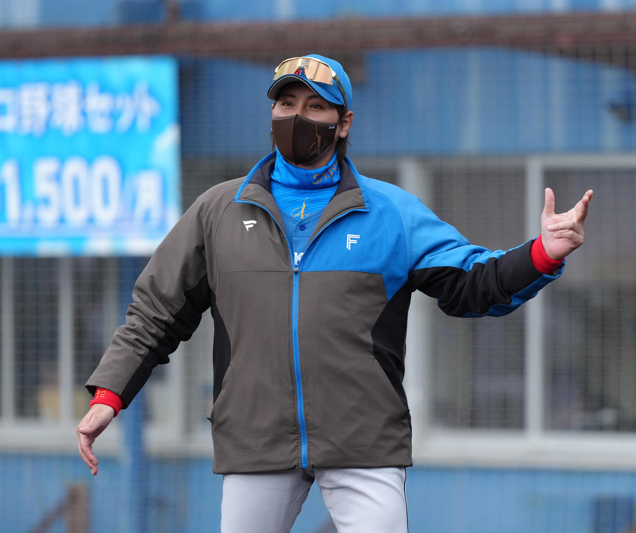 ヤクルト対日本ハム　選手交代を告げる日本ハム新庄監督（撮影・足立雅史）