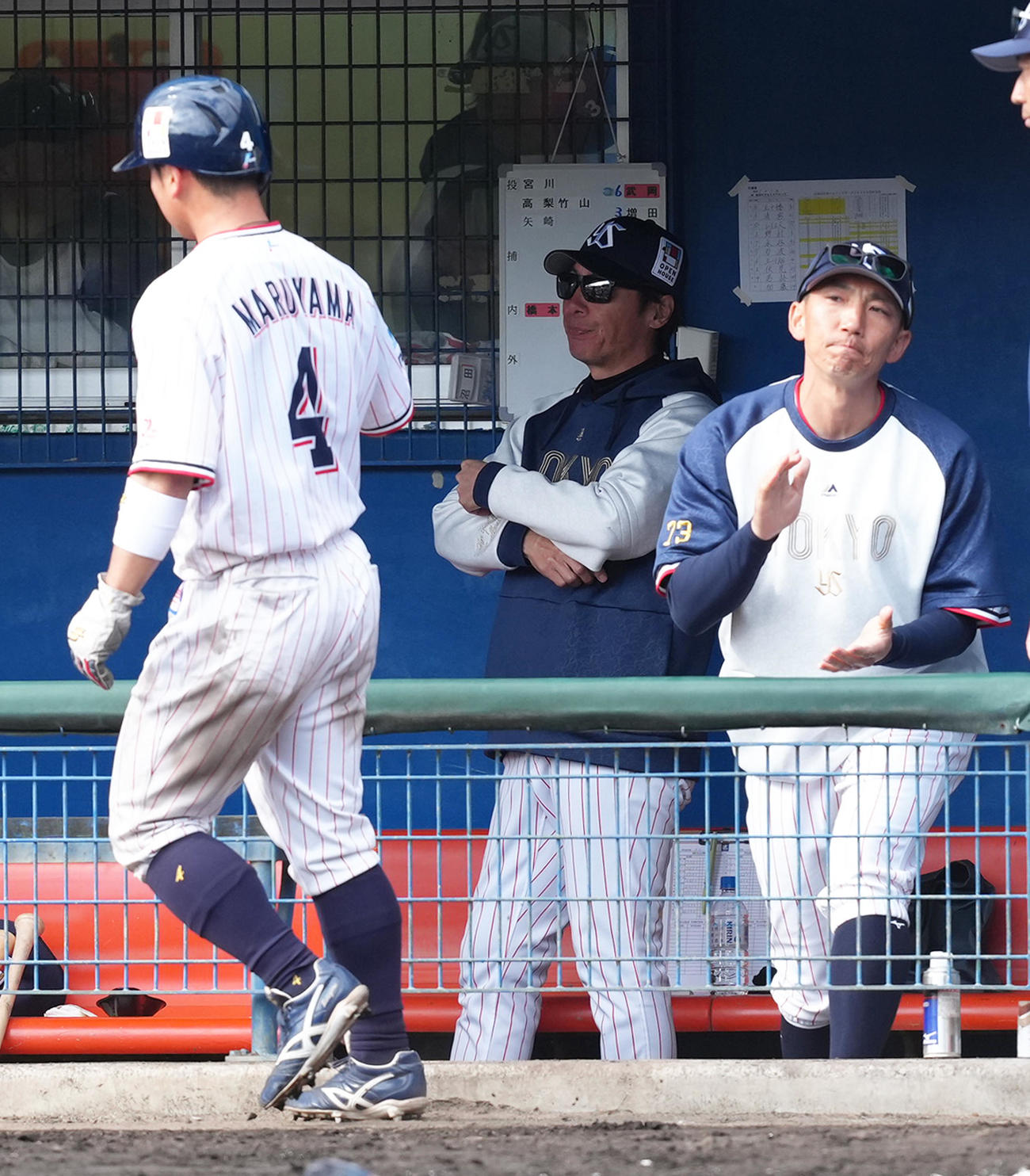 ヤクルト対日本ハム　7回裏ヤクルト1死一、三塁、松本直の遊ゴロの間に生還した丸山和（左）。中央は高津監督（撮影・足立雅史）