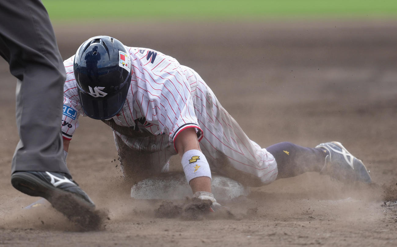ヤクルト対日本ハム　7回裏ヤクルト1死一、二塁、三塁盗塁に成功する丸山和（撮影・足立雅史）