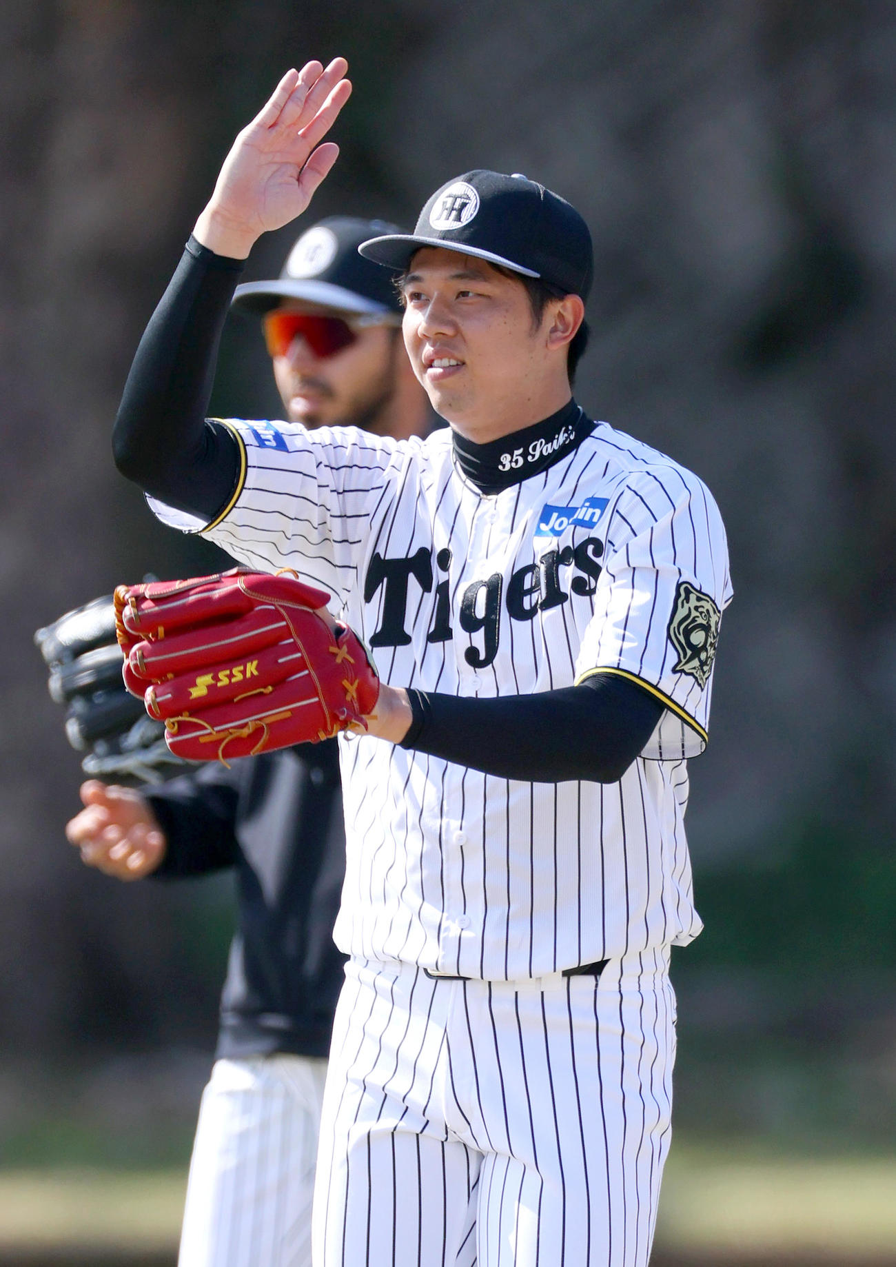 リラックスした表情でキャッチボールする阪神才木（撮影・上山淳一）