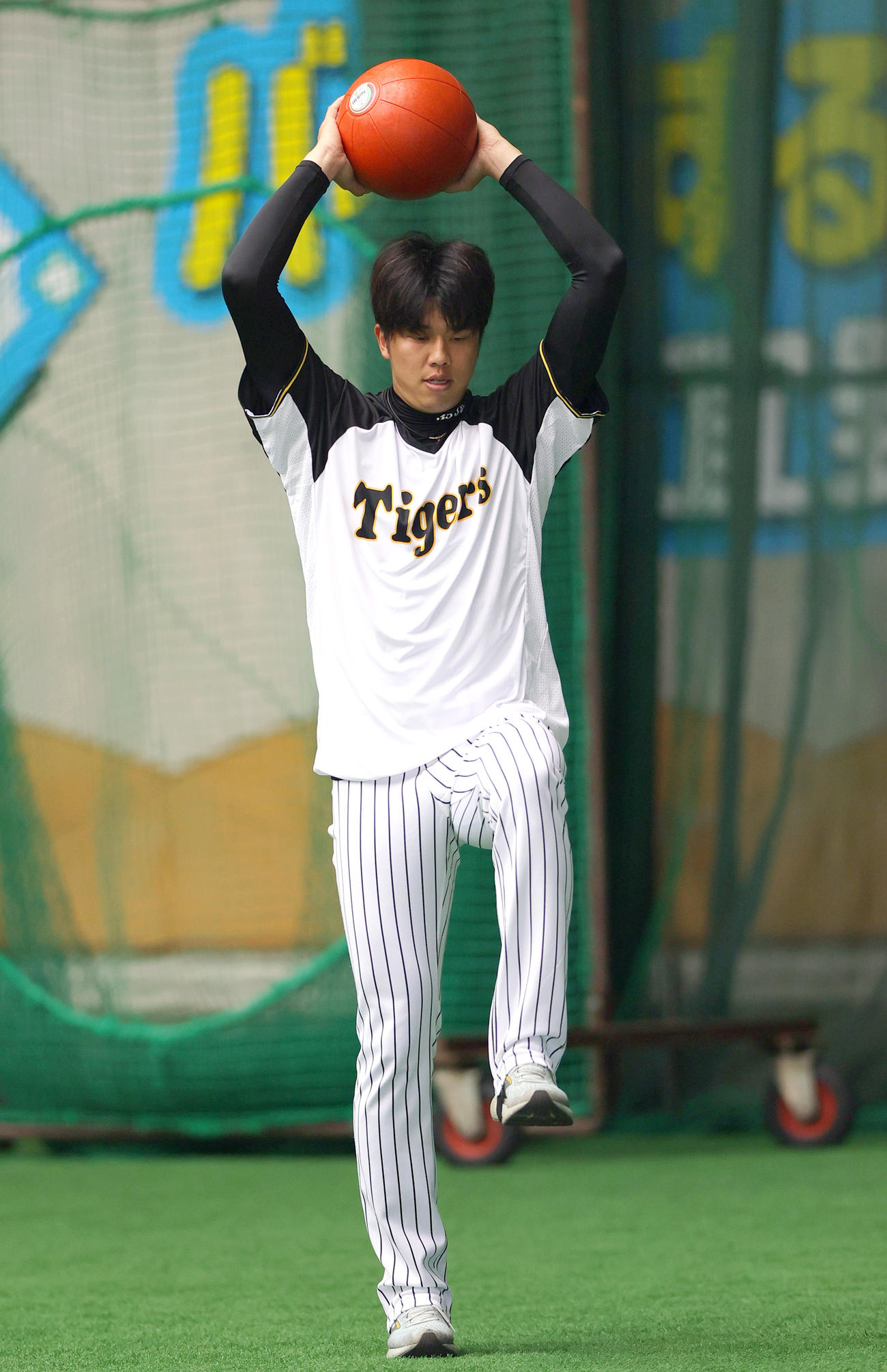 阪神才木は室内でトレーニングする（撮影・上山淳一）