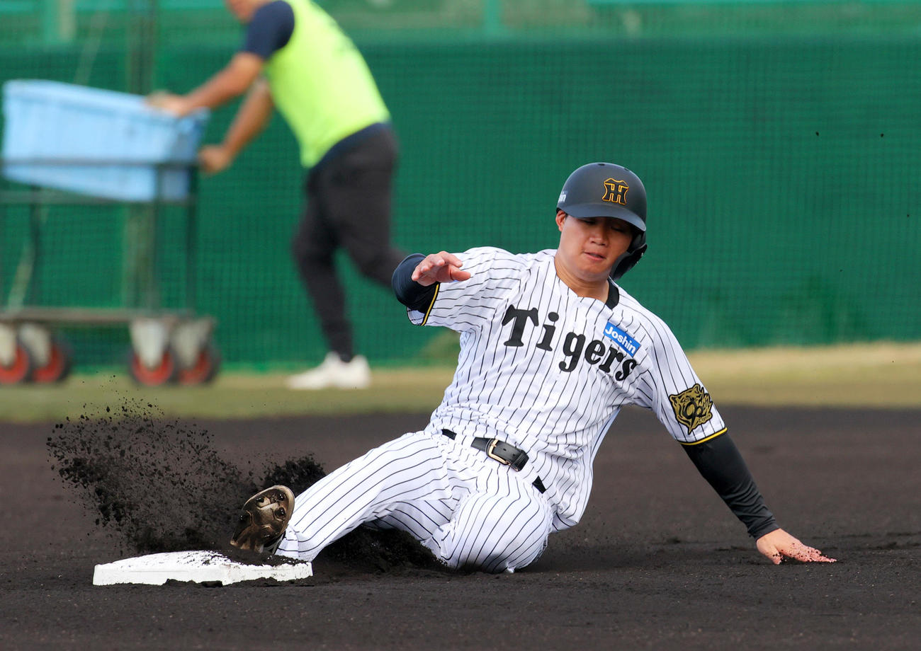 二塁にスライディングする阪神森下（撮影・上山淳一）（撮影・上山淳一）