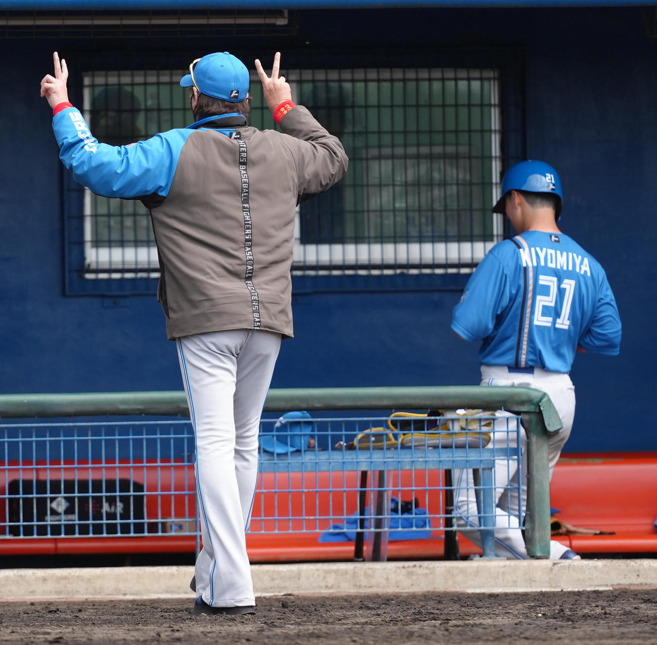 ヤクルト対日本ハム　選手交代を告げベンチに戻る日本ハム新庄監督（左）は両手ピースでスタンドの声援に応える。右は清宮幸（撮影・足立雅史）