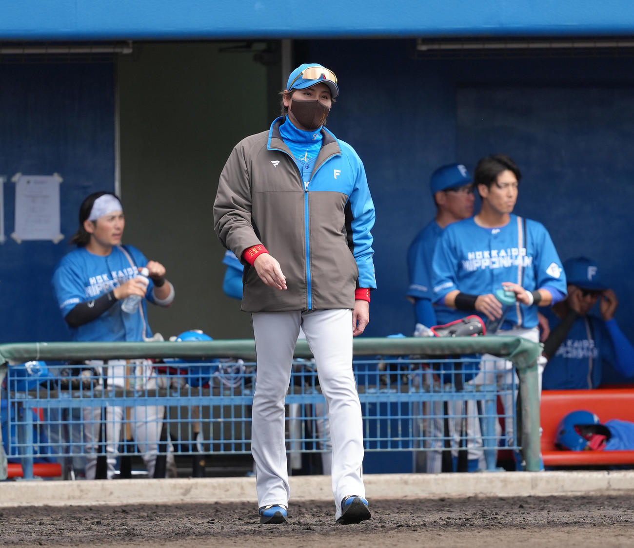 ヤクルト対日本ハム　選手交代を告げる日本ハム新庄監督（撮影・足立雅史）