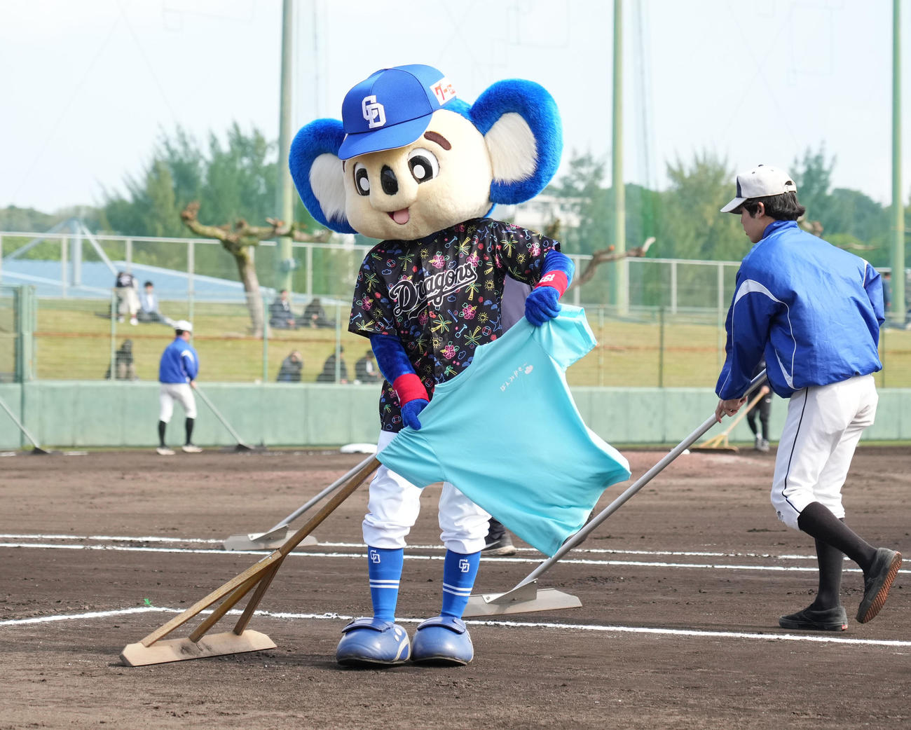 中日対ロッテ　3回終了、TシャツをPRしながらグラウンド整備をするドアラ（撮影・森本幸一）