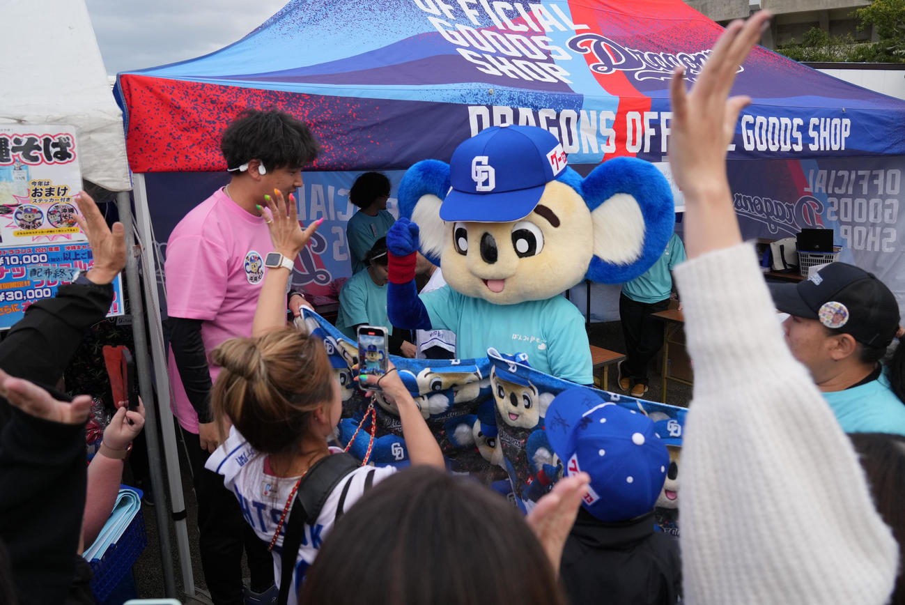 中日対ロッテ　試合前に使用したドアラまみれのタオル購入をじゃんけんで決めるドアラ（撮影・森本幸一）