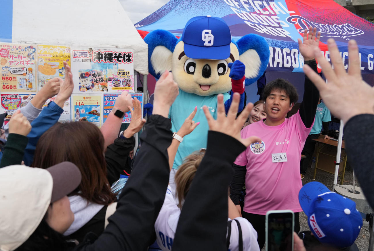 中日対ロッテ　試合前に使用したドアラまみれのタオル購入をじゃんけんで決めるドアラ（撮影・森本幸一）