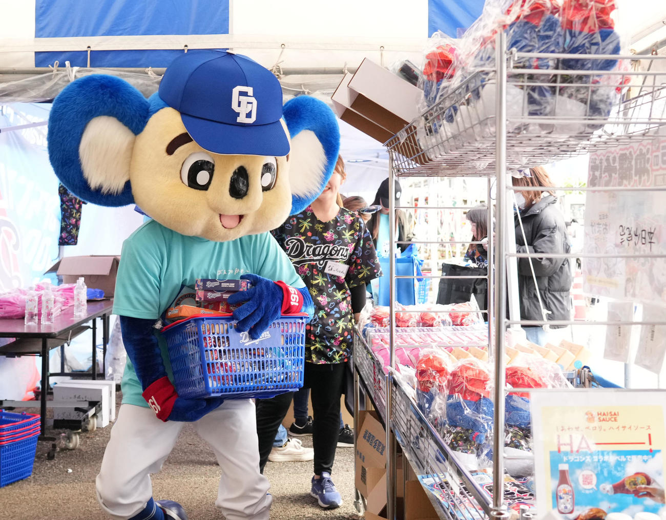中日対ロッテ　グッズ売り場でオススメ商品をかごに詰めるドアラ（撮影・森本幸一）