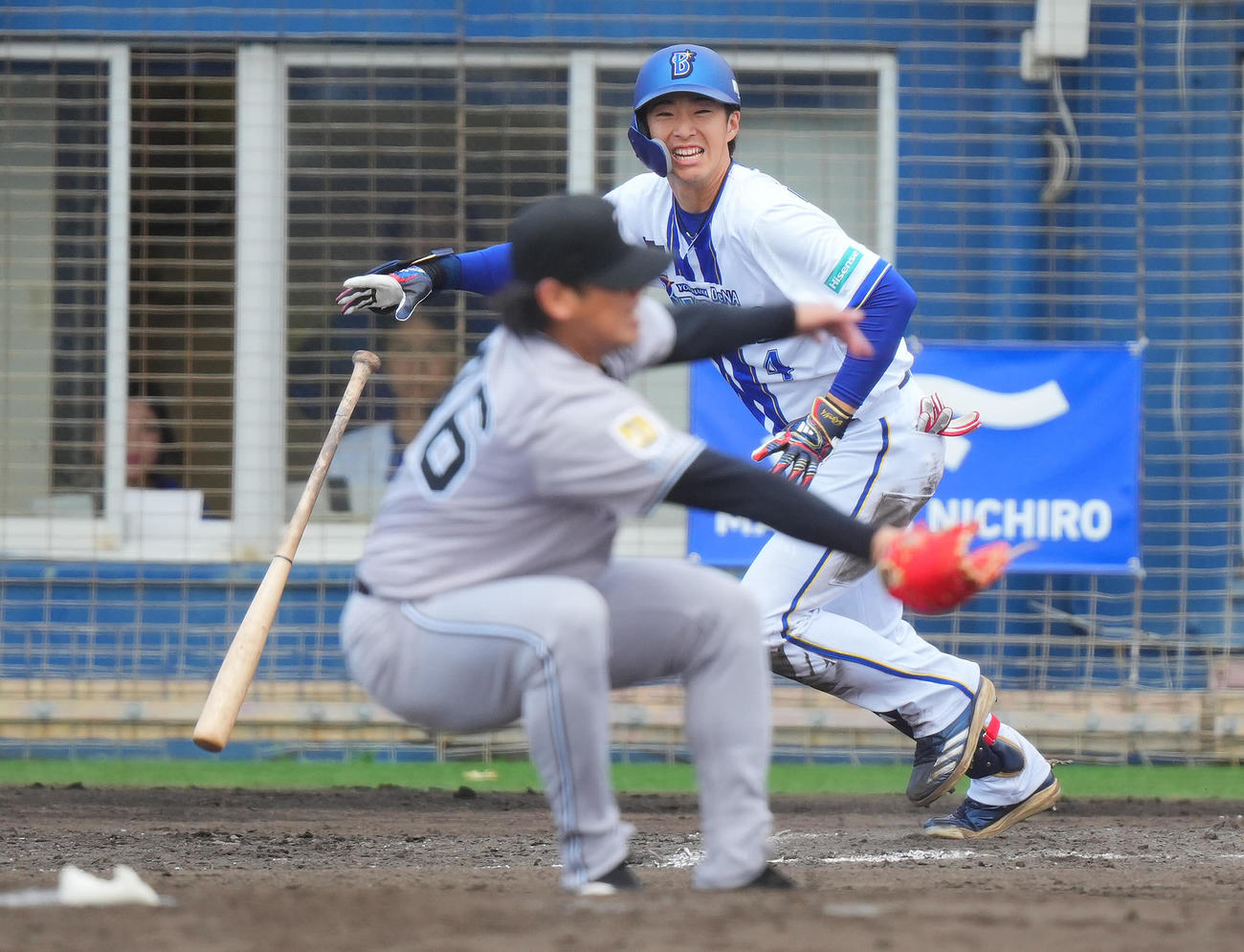 DeNA対巨人　4回裏DeNA1死満塁、投手強襲の適時内野安打を放つ度会。投手又木（撮影・垰建太）