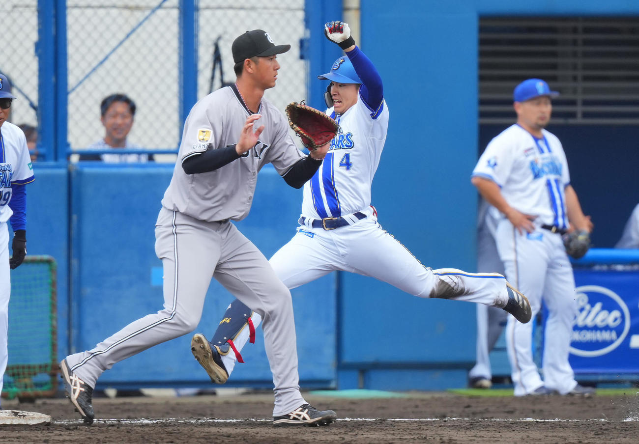 DeNA対巨人　4回裏DeNA1死満塁、投手強襲の適時内野安打を放った度会。一塁手秋広（撮影・垰建太）