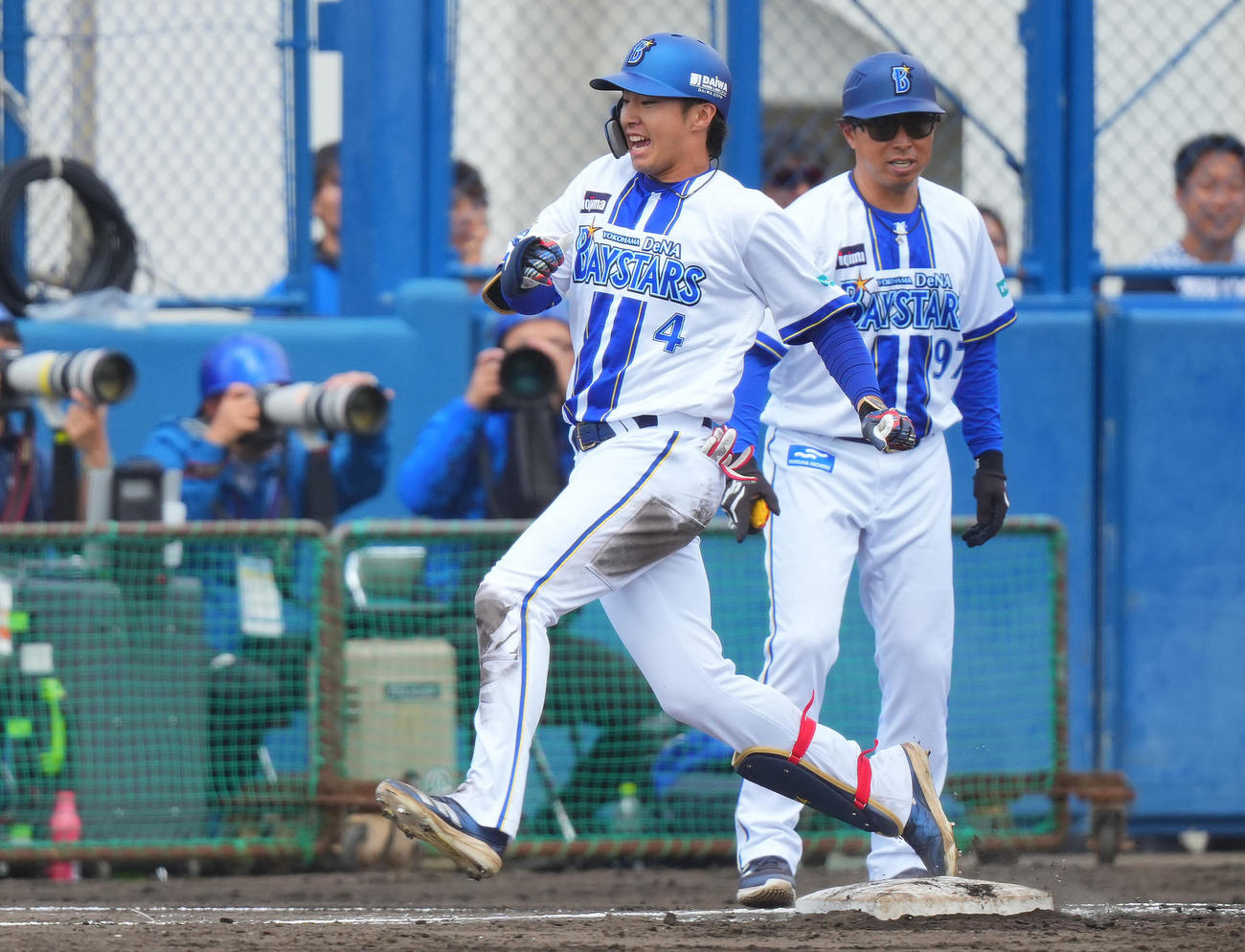 DeNA対巨人　4回裏DeNA1死満塁、投手強襲の適時内野安打を放った度会（撮影・垰建太）