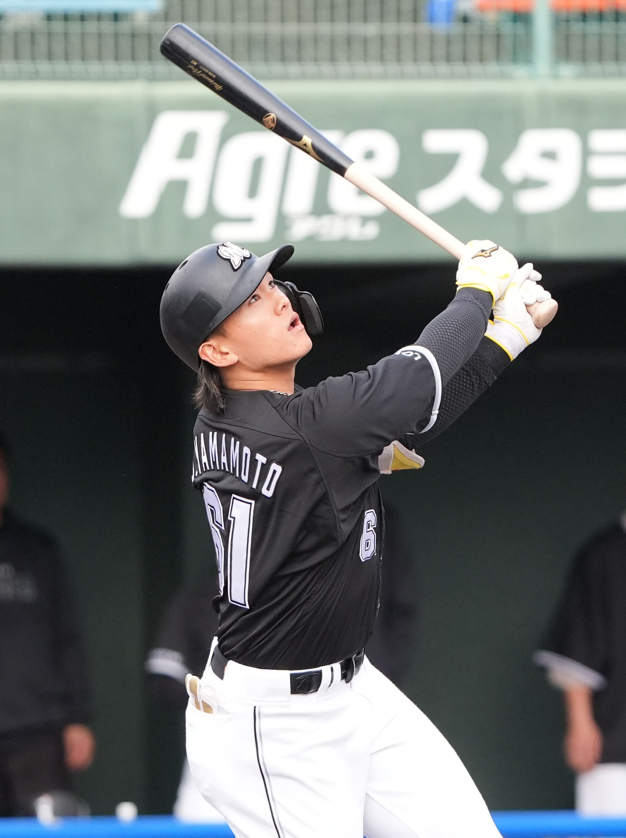 中日対ロッテ　9回表ロッテ2死満塁、右越え満塁本塁打を放つ山本（撮影・森本幸一）