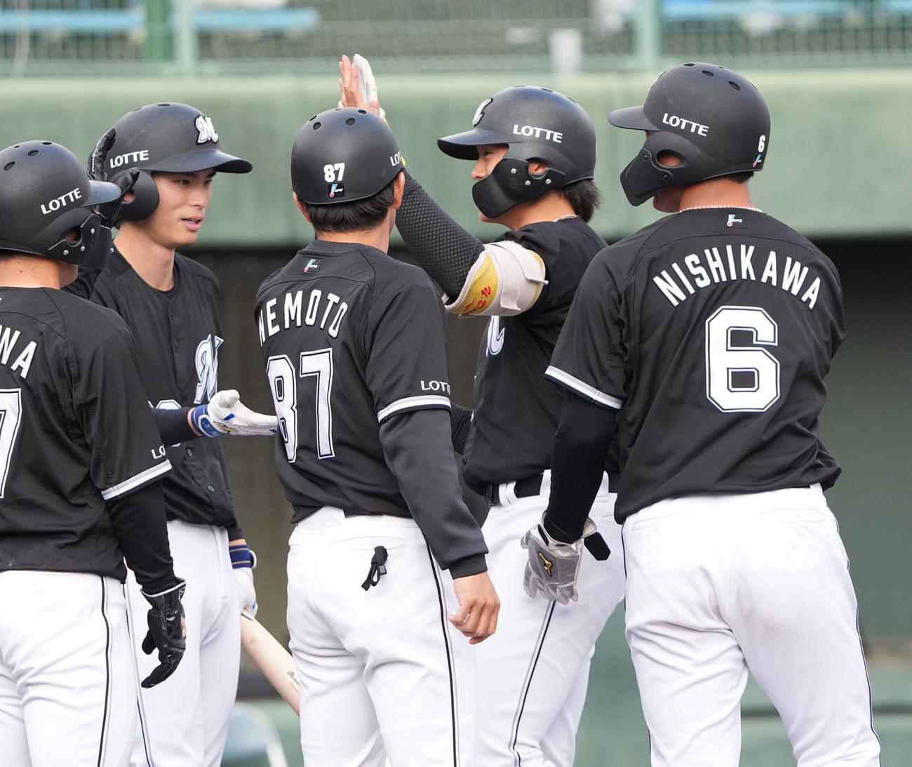 中日対ロッテ　9回表ロッテ2死満塁、右越え満塁本塁打を放ちナインとタッチを交わす山本（右から2人目）（撮影・森本幸一）
