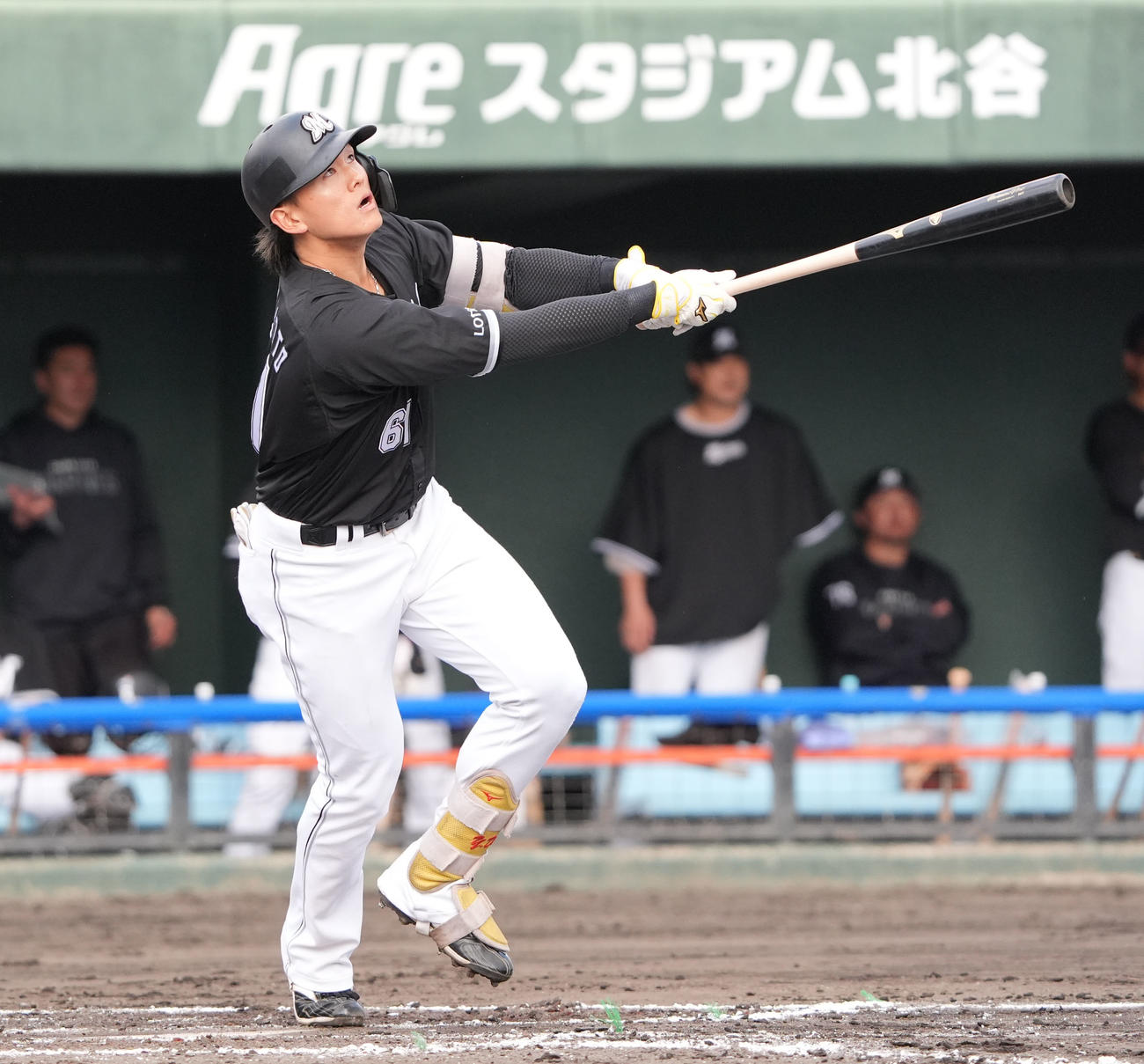中日対ロッテ　9回表ロッテ2死満塁、右越え満塁本塁打を放つ山本（撮影・森本幸一）