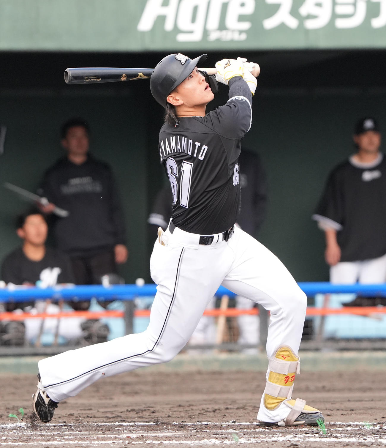 中日対ロッテ　9回表ロッテ2死満塁、右越え満塁本塁打を放つ山本（撮影・森本幸一）