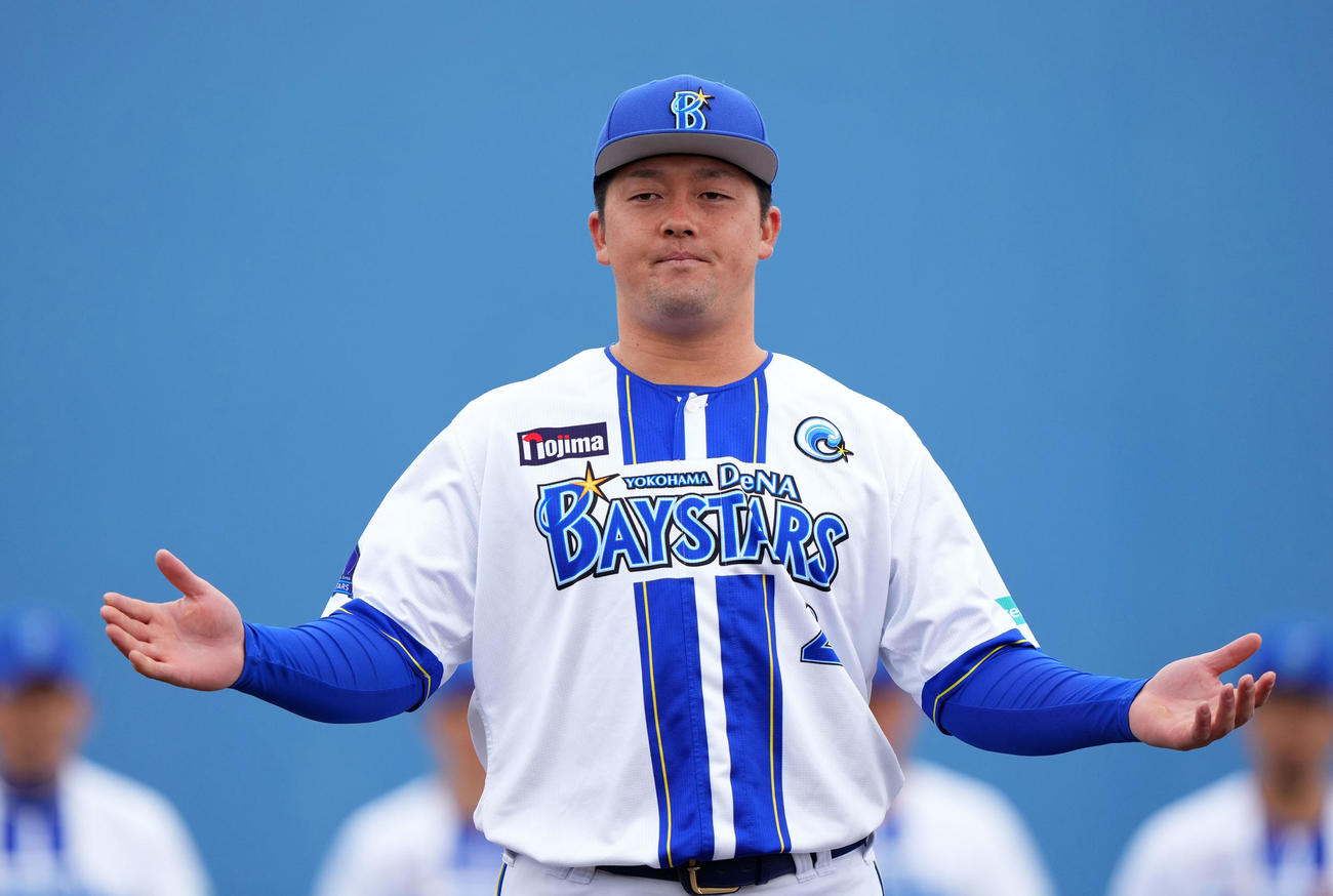 DeNA対巨人　宜野湾でのキャンプを打ち上げ、手締めをするDeNA牧（撮影・横山健太）
