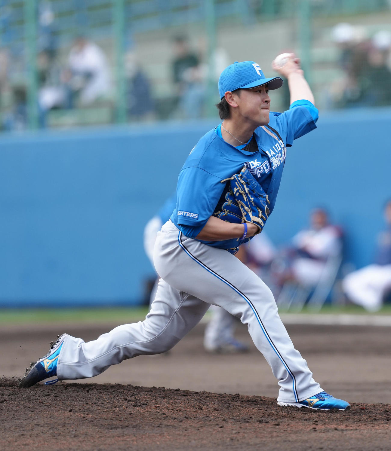 ヤクルト対日本ハム　8回から登板した日本ハム河野（撮影・足立雅史）
