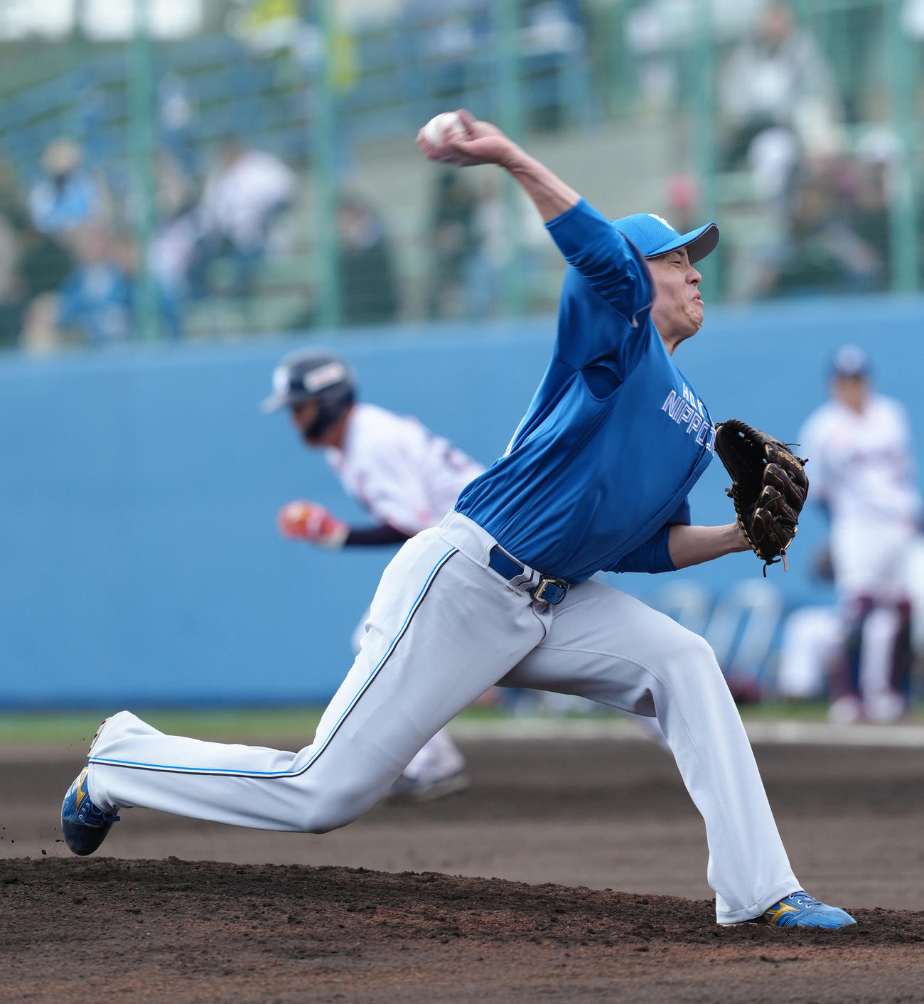ヤクルト対日本ハム　6回から登板した日本ハム田中（撮影・足立雅史）