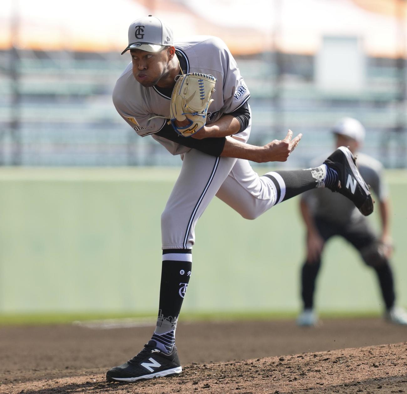 ライブBPに登板する巨人マルティネス（撮影・垰建太）