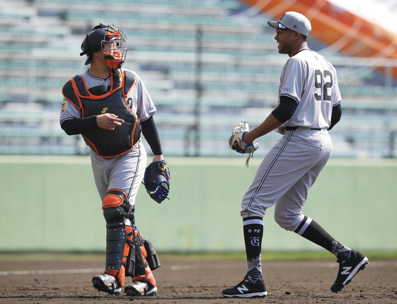 巨人那覇春季キャンプ　ライブBPに登板するも捕手の岸田とサインが合わず確認し合う巨人マルティネス（撮影・垰建太）