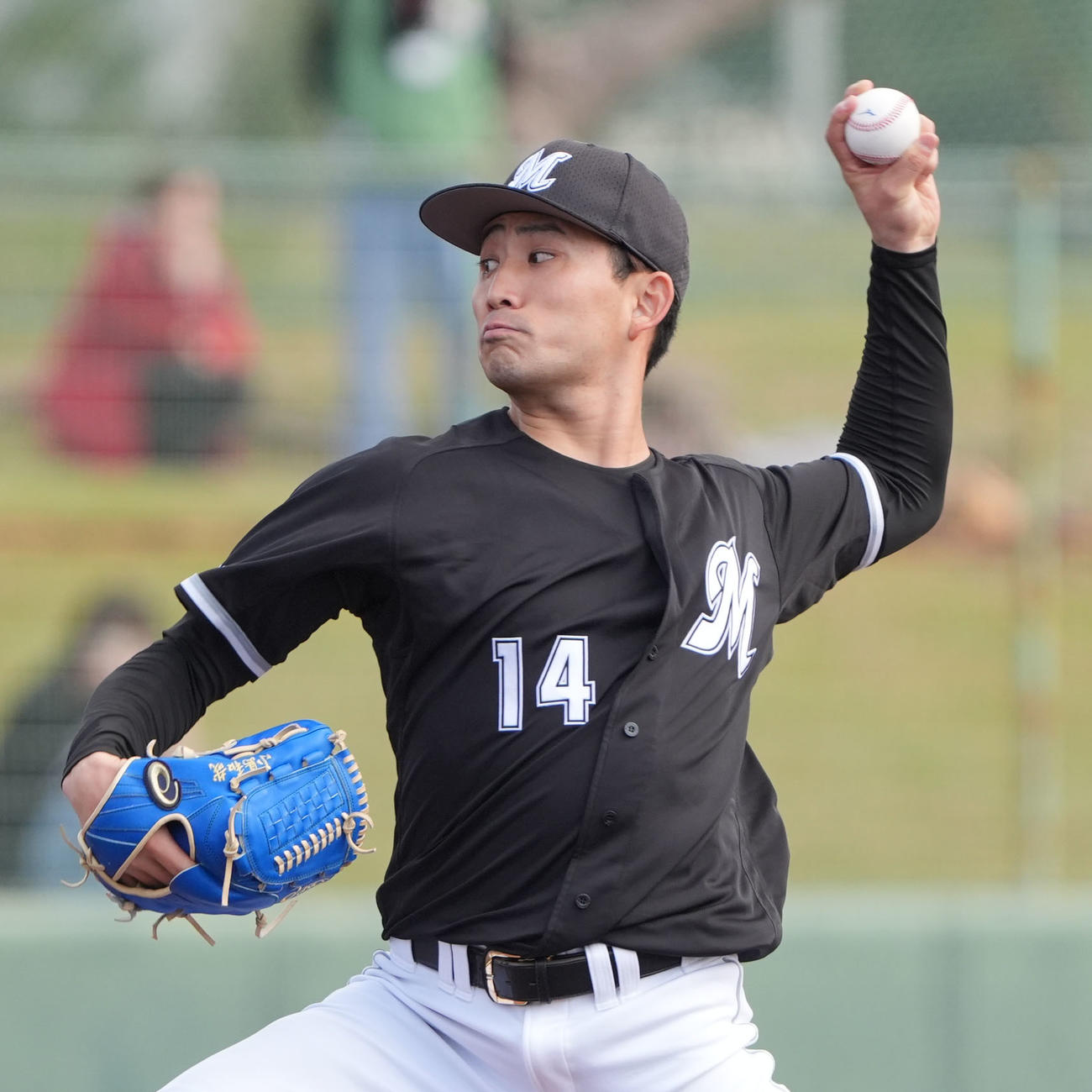 中日対ロッテ　1回裏、登板するロッテ先発の小島（撮影・森本幸一）